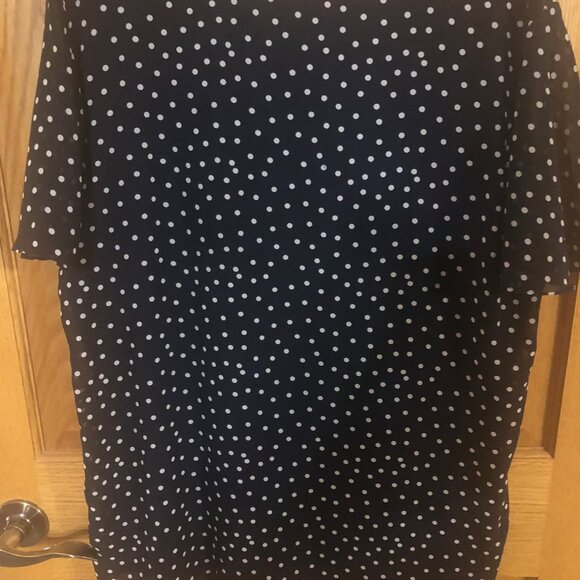 CJ Banks navy/white polka dot blouse size 1X with a flutter sleeve for summer - Picture 3 of 3